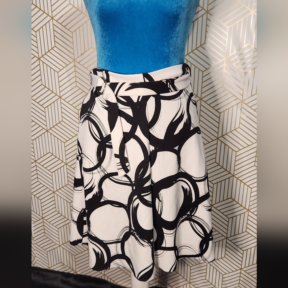 Womens black and white skirt (Size 8P)